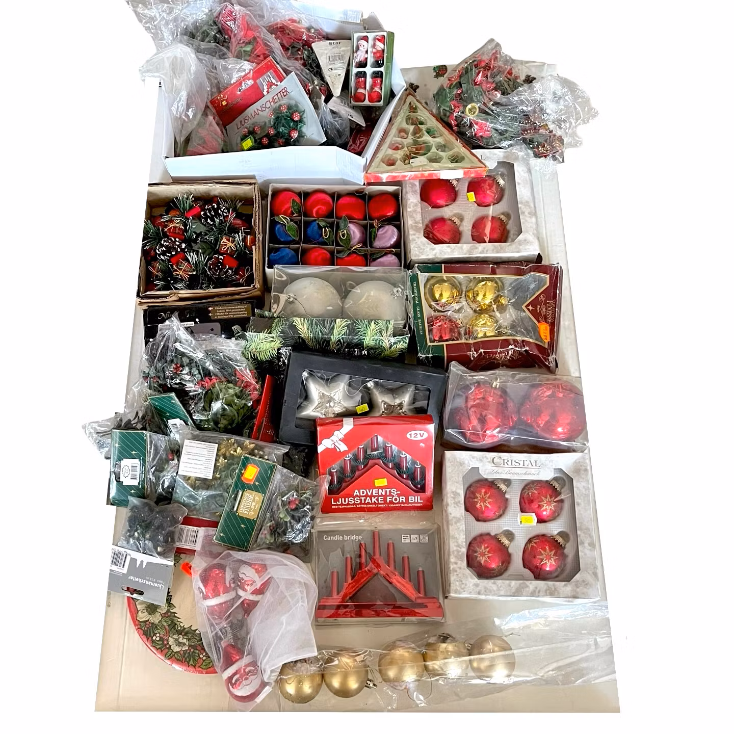 Duże pudełko ozdób świątecznych – bombki jedwabne, bombki choinkowe, świeczniki itp.