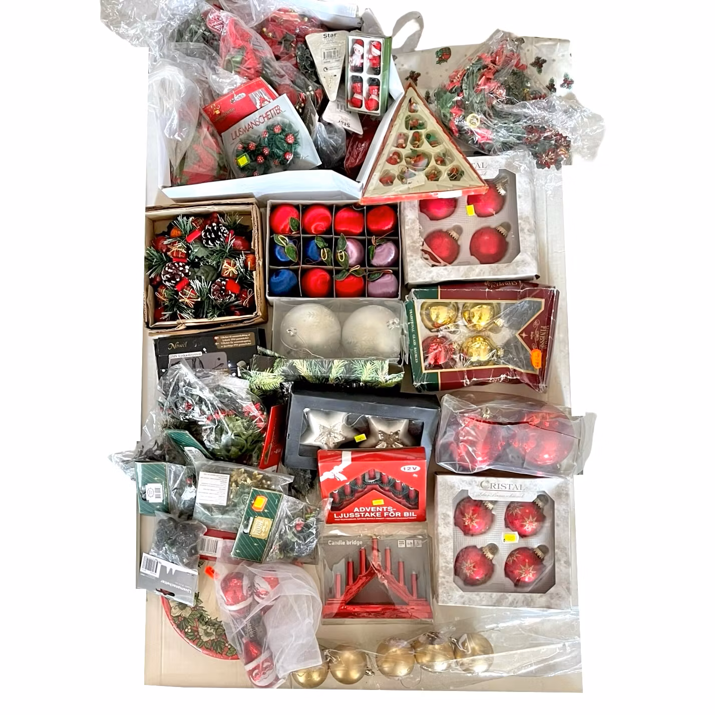 Duże pudełko ozdób świątecznych – bombki jedwabne, bombki choinkowe, świeczniki itp.