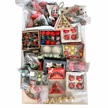 Stor låda julpynt – sidenbollar, julgranskulor, ljusstakar m.m.