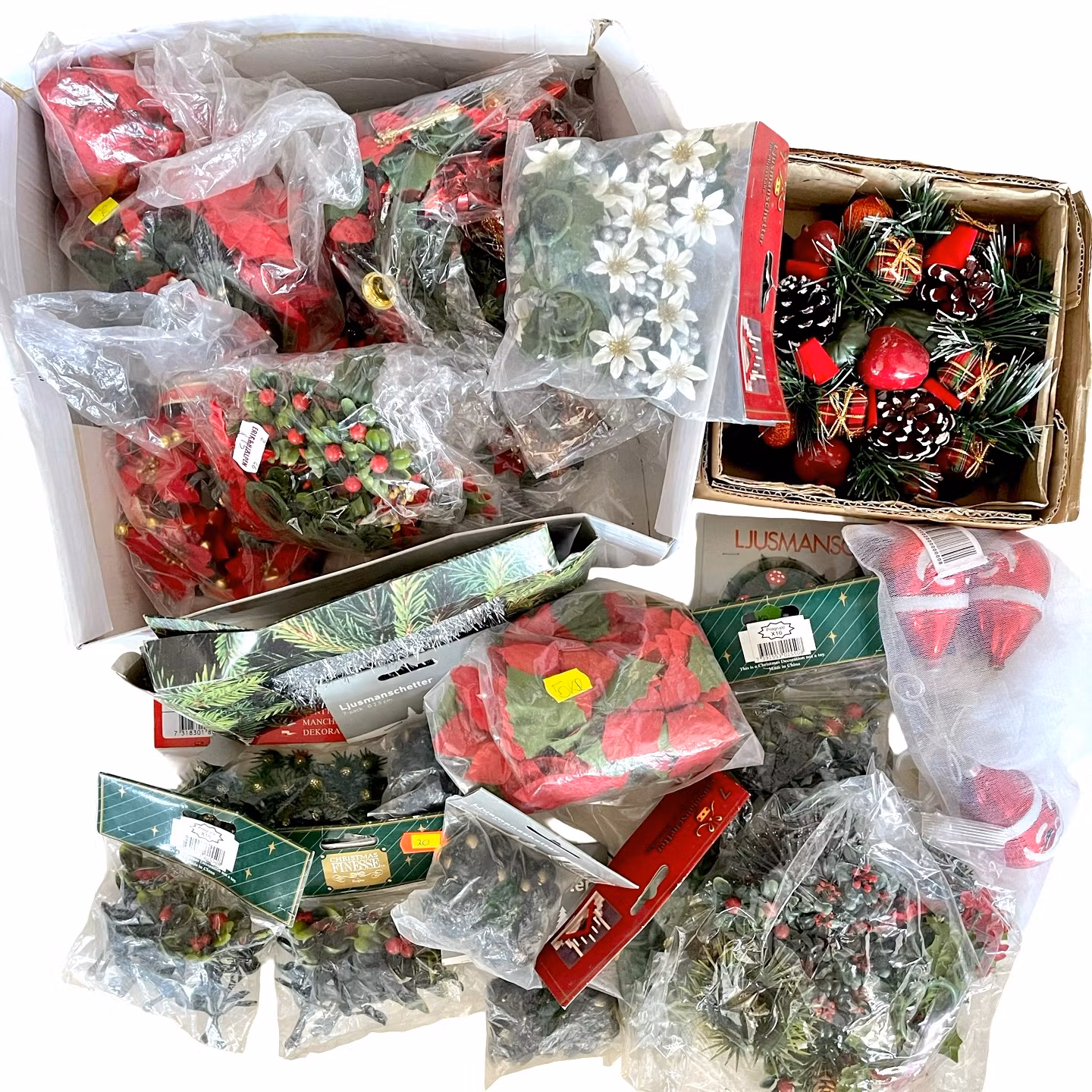 Duże pudełko ozdób świątecznych – bombki jedwabne, bombki choinkowe, świeczniki itp.