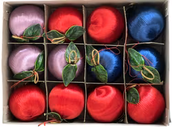 Stor låda julpynt – sidenbollar, julgranskulor, ljusstakar m.m.