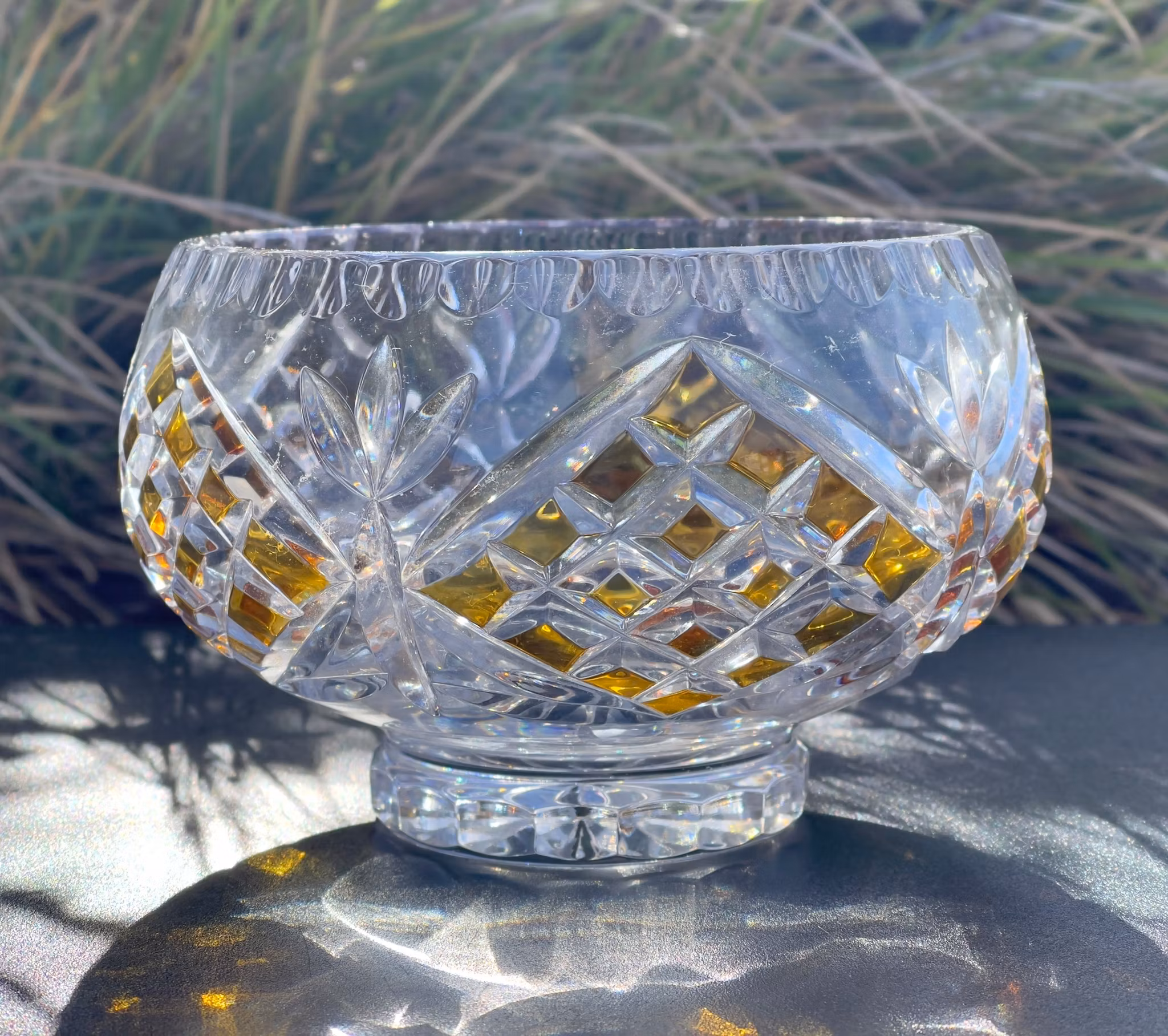 Ciotola in autentico cristallo di Boemia con decorazione tagliata ed elementi color ambra