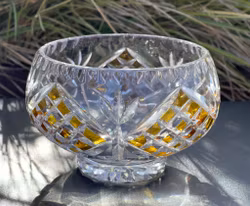 Aito boheemi kristallikulho hiotulla koristelulla ja meripihkanvärisillä elementeillä