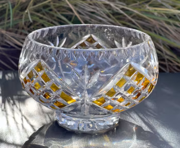 Äkta böhmisk kristall skål med slipad dekor och bärnstensfärgade inslag