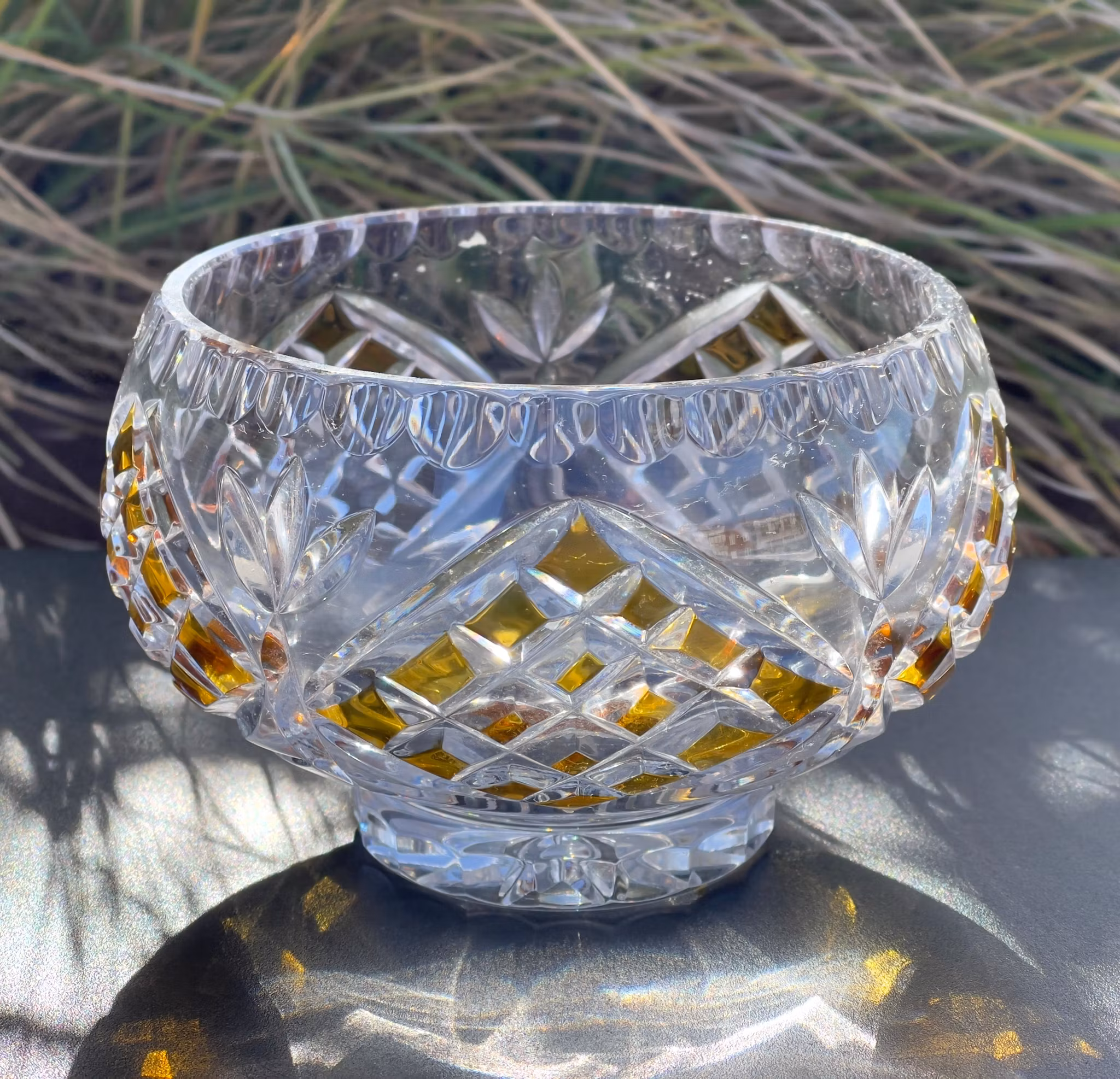 Ciotola in autentico cristallo di Boemia con decorazione tagliata ed elementi color ambra