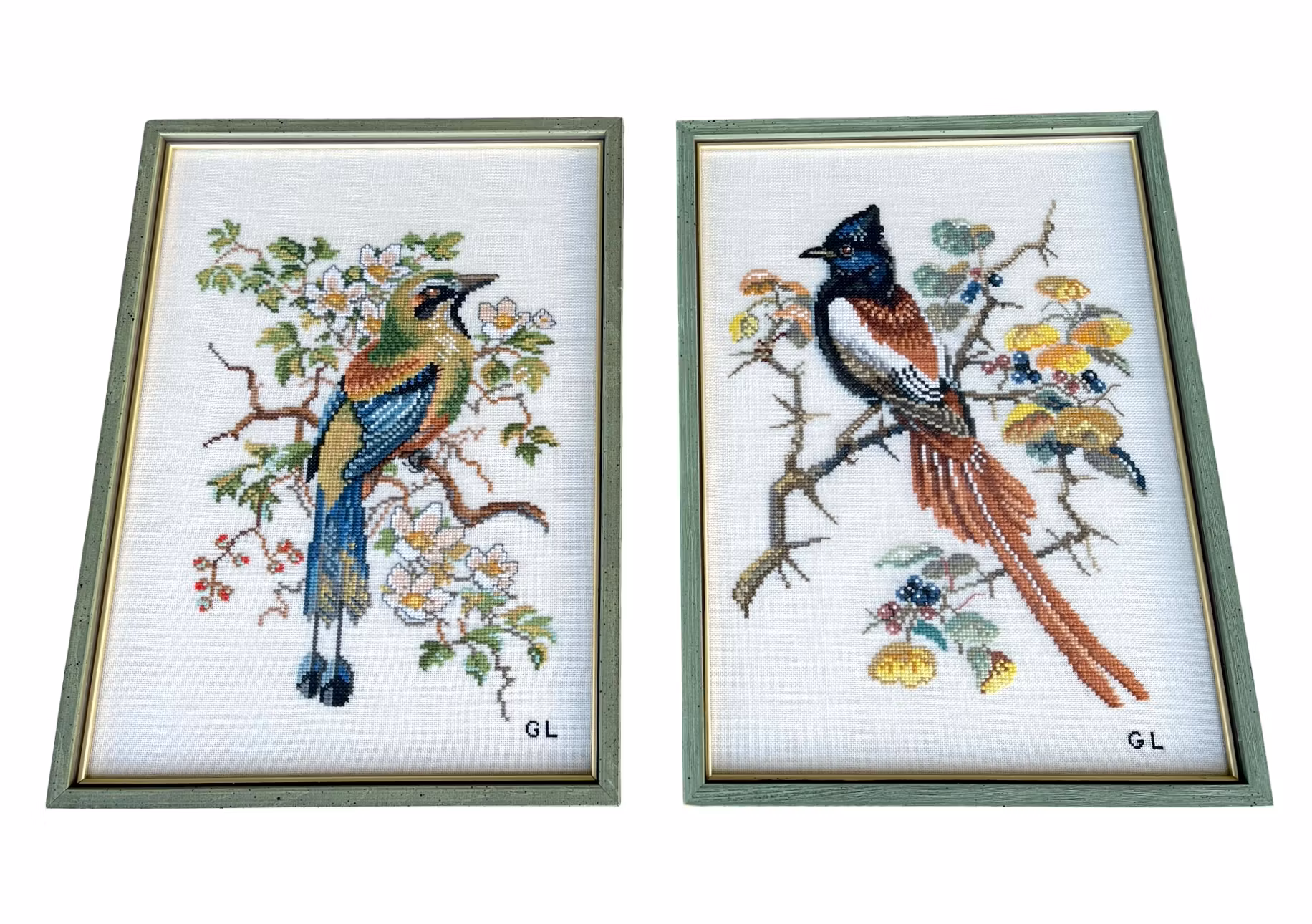 Gulli Lundberg, 2 kirjailtua lintuaiheista maalausta - Suunnittelija: Clara Waever, signeerattu