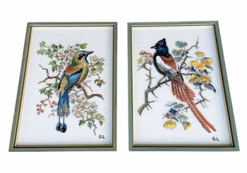 Gulli Lundberg, 2 st Broderad tavlor med fåglar - Desig: Clara Waever, signerade