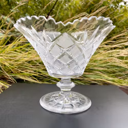 Elegant kristallskål på fot i klassisk slipad design