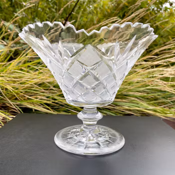 Elegant kristallskål på fot i klassisk slipad design