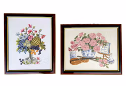 Två handbroderade tavlor – blomstermotiv i ram