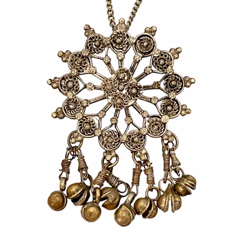 Äldre Orientaliskt hänge i filigranteknik – Handgjort med kuldetaljer