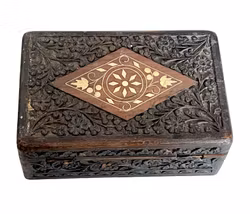 Antik handgjord trälåda med sniderier och inläggningar