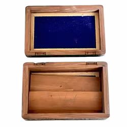 Antik handgjord trälåda med sniderier och inläggningar