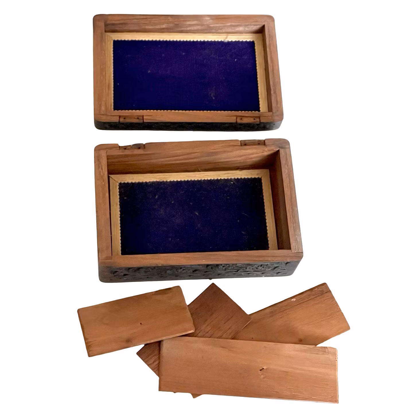 Antieke handgemaakte houten doos met houtsnijwerk en inlegwerk