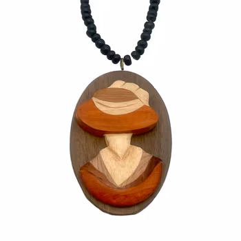 Handgjort trä pärlhalsband med konstnärlig medaljong