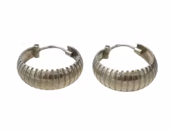 Vintage silverörhängen med räfflad design