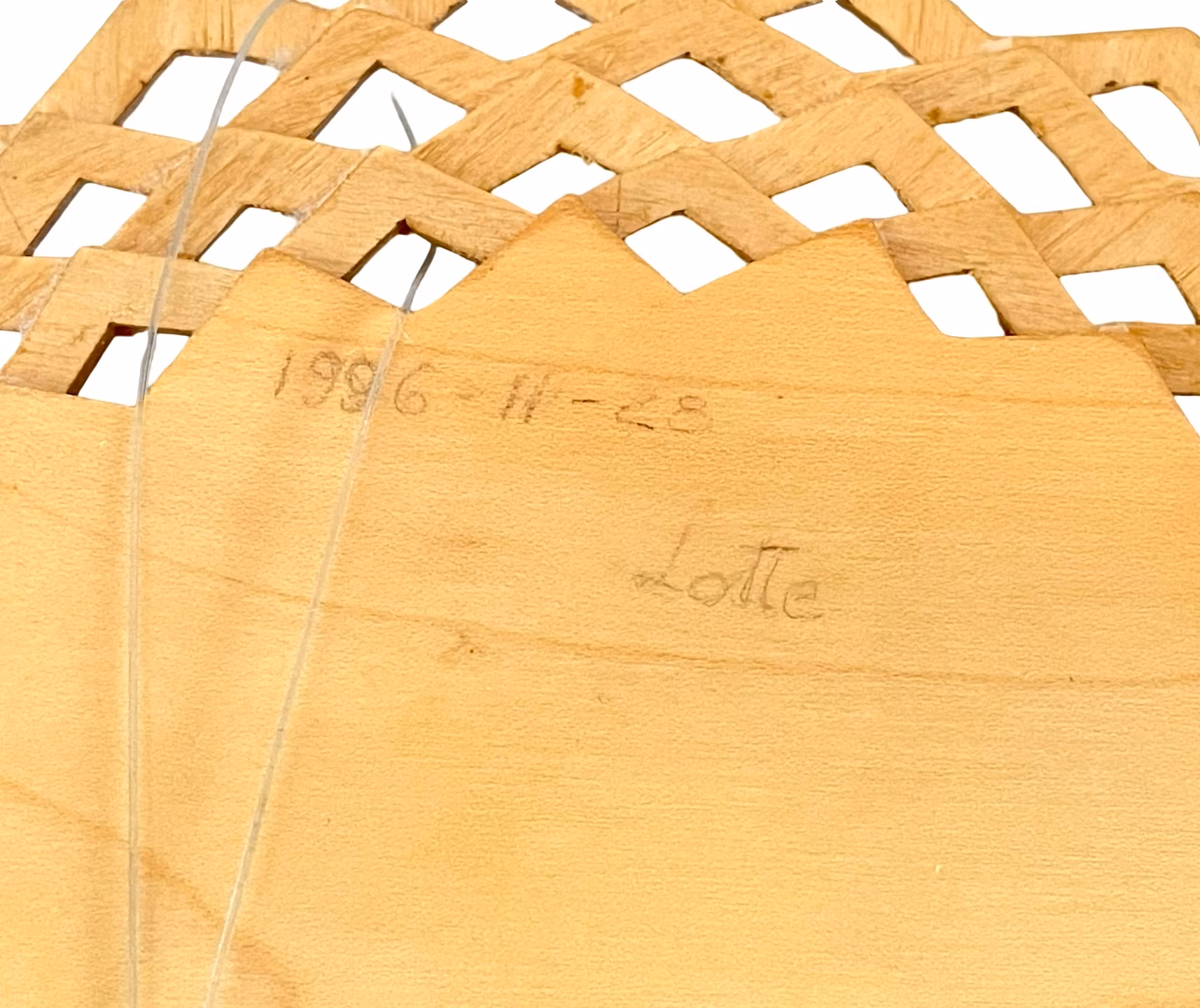 Käsintehty puulevy lintuaiheella - signeerattu "Lotte" 1996