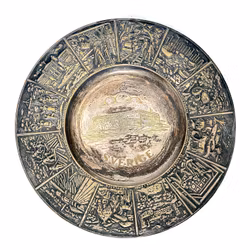 Koristeellinen lautanen - Ruotsin kulttuuriperintöaiheinen reliefiaihe kuninkaanlinnalla