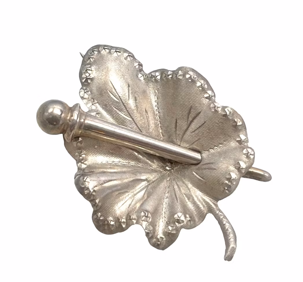 Srebrna broszka z motywem kwiatowym - ręcznie robiona