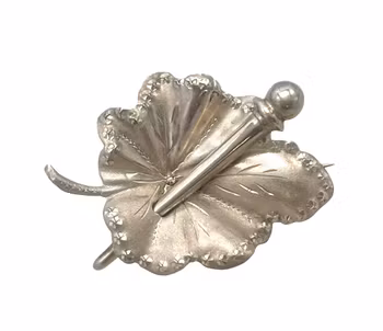 Silverbrosch med blommotiv - handarbetad