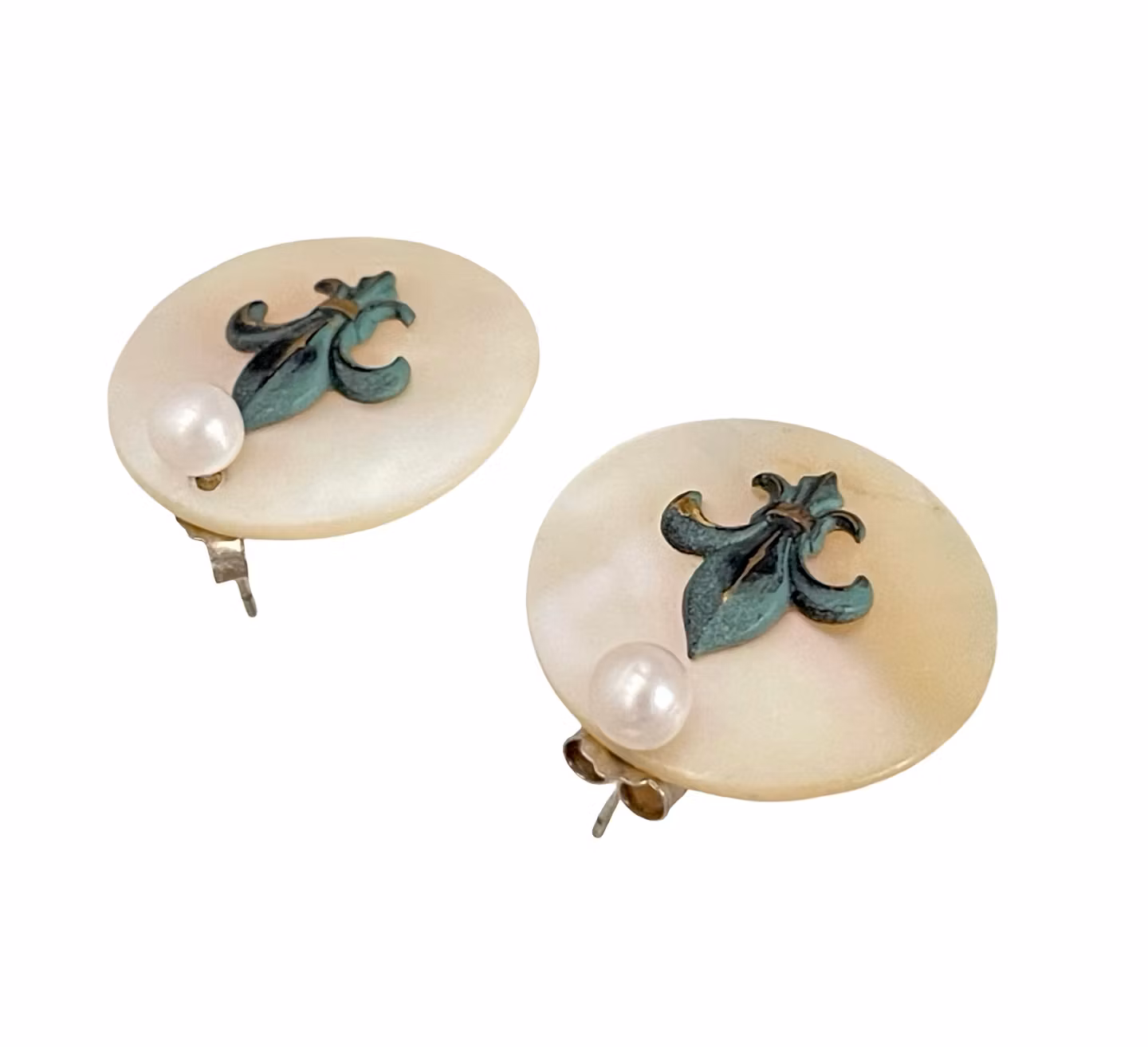 Vintage örhängen liljesymbol i silver med pärlemor, odlade pärlor