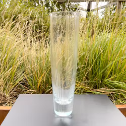 Elegante vaso in vetro trasparente con linee di taglio decorative