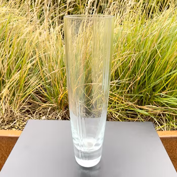 Stilren vas i klart glas med dekorativa slipade linjer