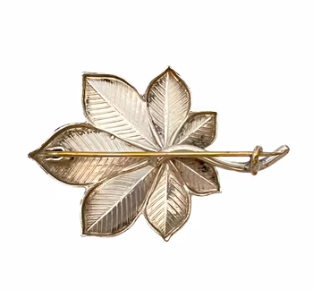 Brosch i form av kastanjeblad - vitmetall handarbetad