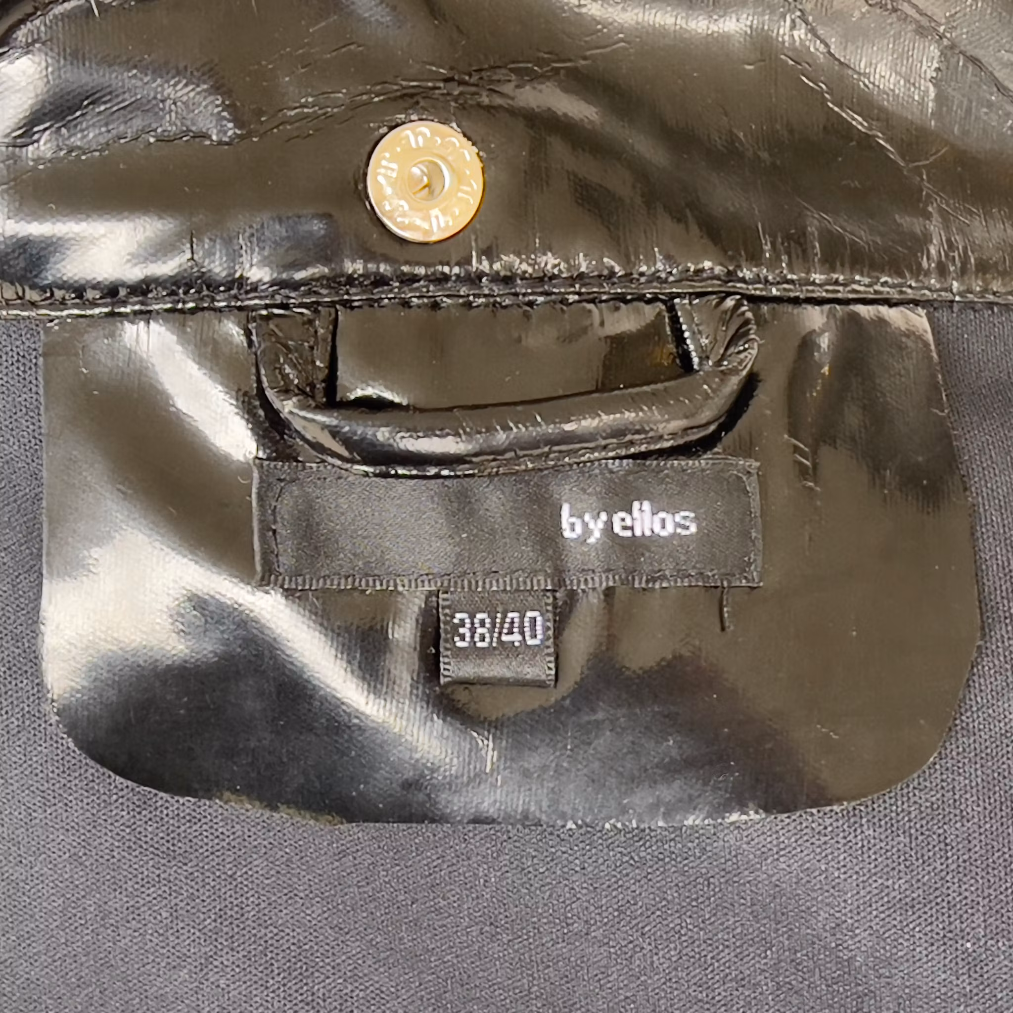 By Ellos - Svart glansig regnjacka / Trenchcoat med huva (strl 38/40)