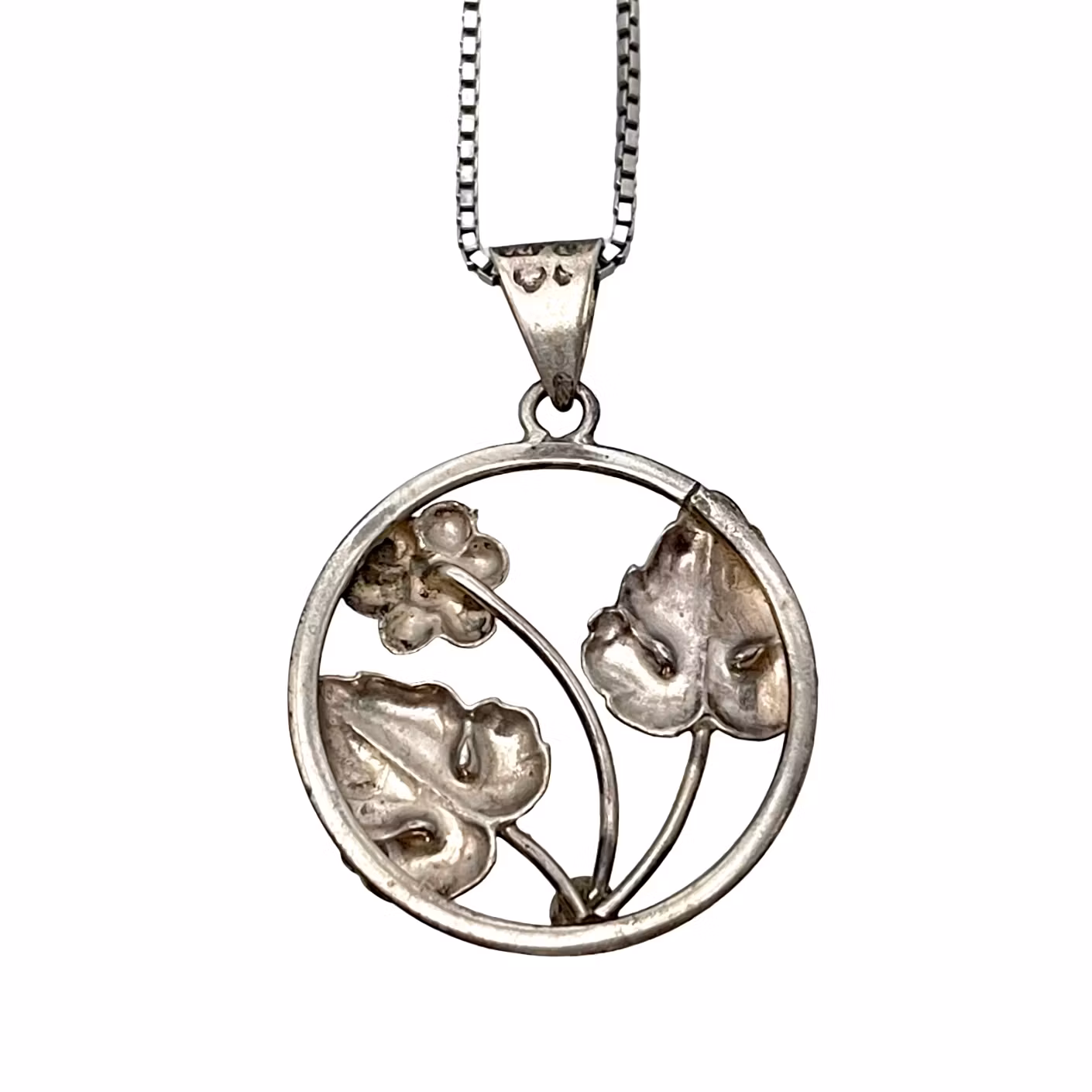 Victor Janson, Lindesberg - Elegancki srebrny naszyjnik z motywem kwiatów i liści