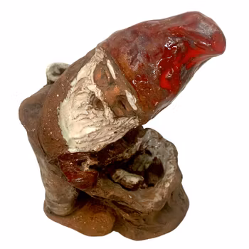 Handgjord tomte i lergods - Rustik konstnärlig skulptur med röd glaserad luva, Signerad