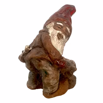 Handgjord tomte i lergods - Rustik konstnärlig skulptur med röd glaserad luva, Signerad