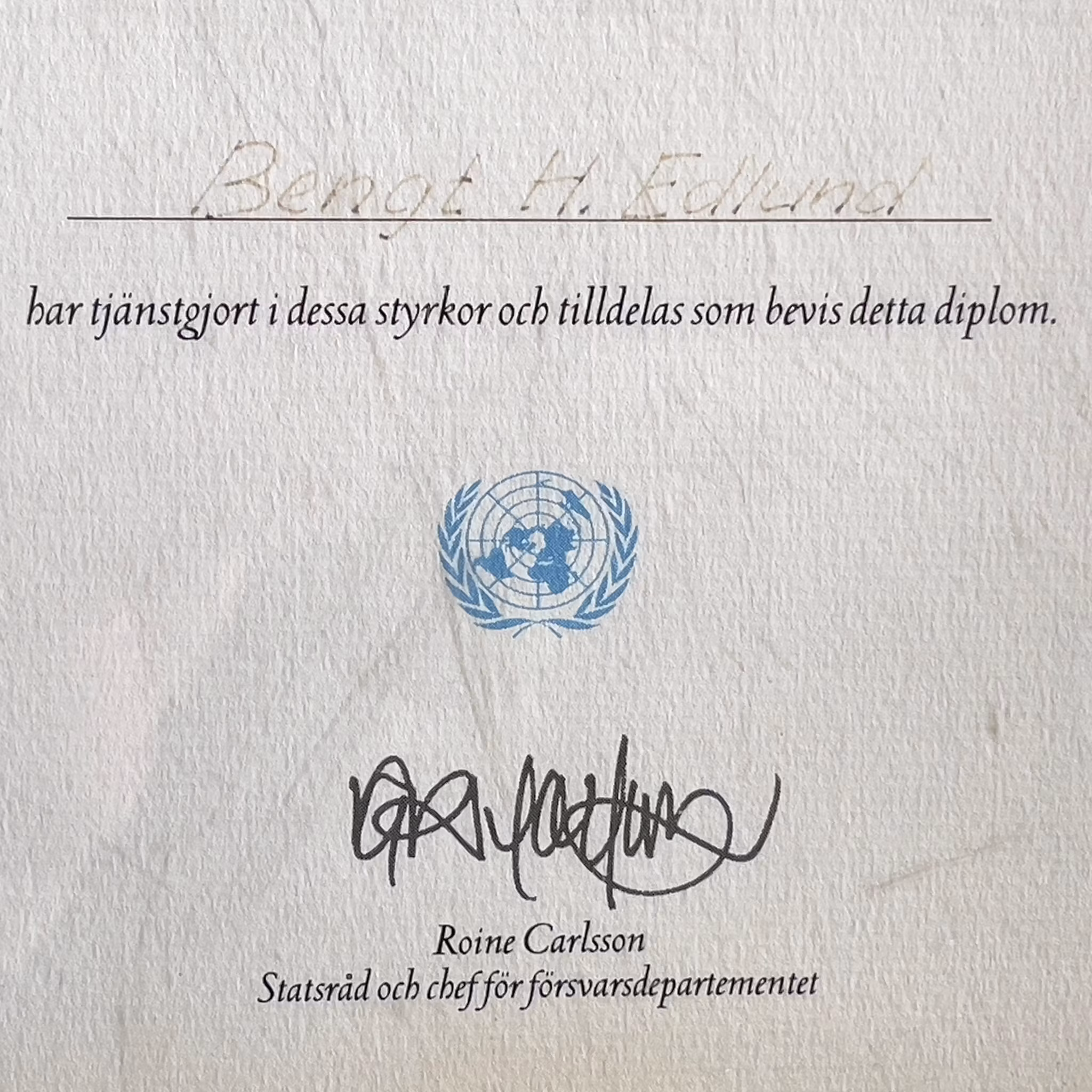 Diplom - FN:s fredsbevarande styrkor - Alfred Nobels fredspris 1988 - Bengt H. Edlund - signerad av Roine Carlsson