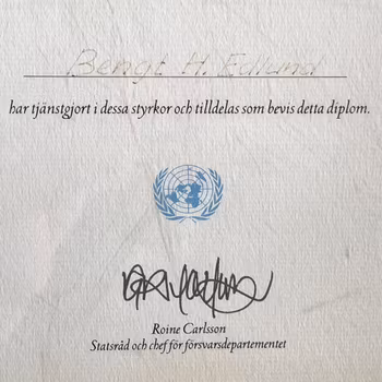 Diplom - FN:s fredsbevarande styrkor - Alfred Nobels fredspris 1988 - Bengt H. Edlund - signerad av Roine Carlsson