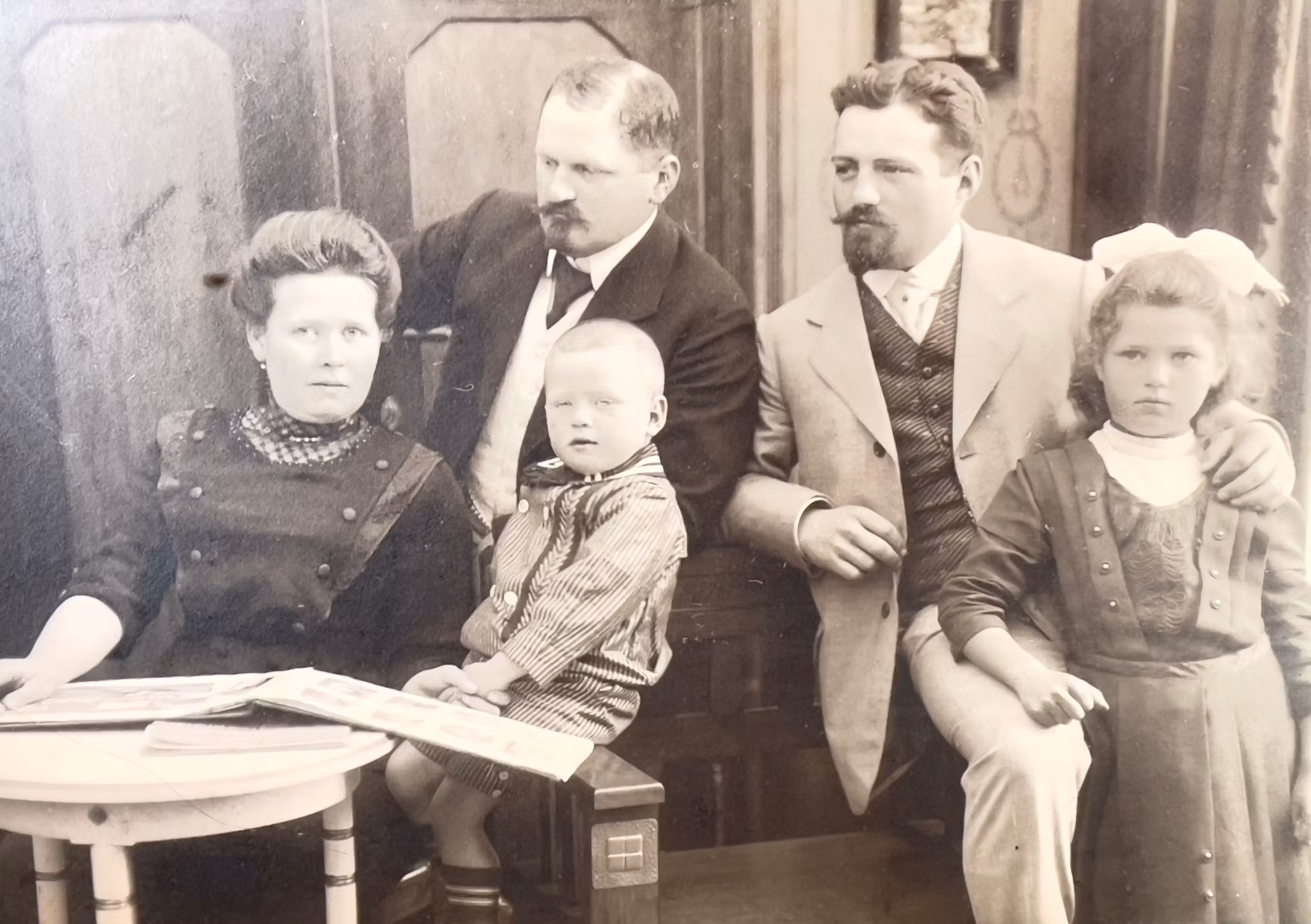 Antikt familjefotografi av Hans Temler - ca 1900
