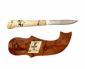 Samisk Handgjord Miniatyr Kniv - Benplatta med Finsk/Svensk flagga - Signerad