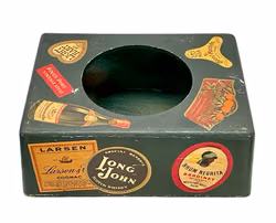 Drewniany stojak na etykiety na napoje – lata 50. XX wieku