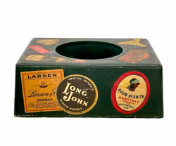 Drewniany stojak na etykiety na napoje – lata 50. XX wieku