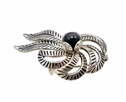 Vintage-Brosche aus Weißmetall mit schwarzem Cabochon