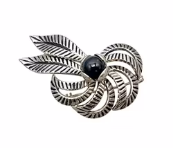 Vintage-Brosche aus Weißmetall mit schwarzem Cabochon