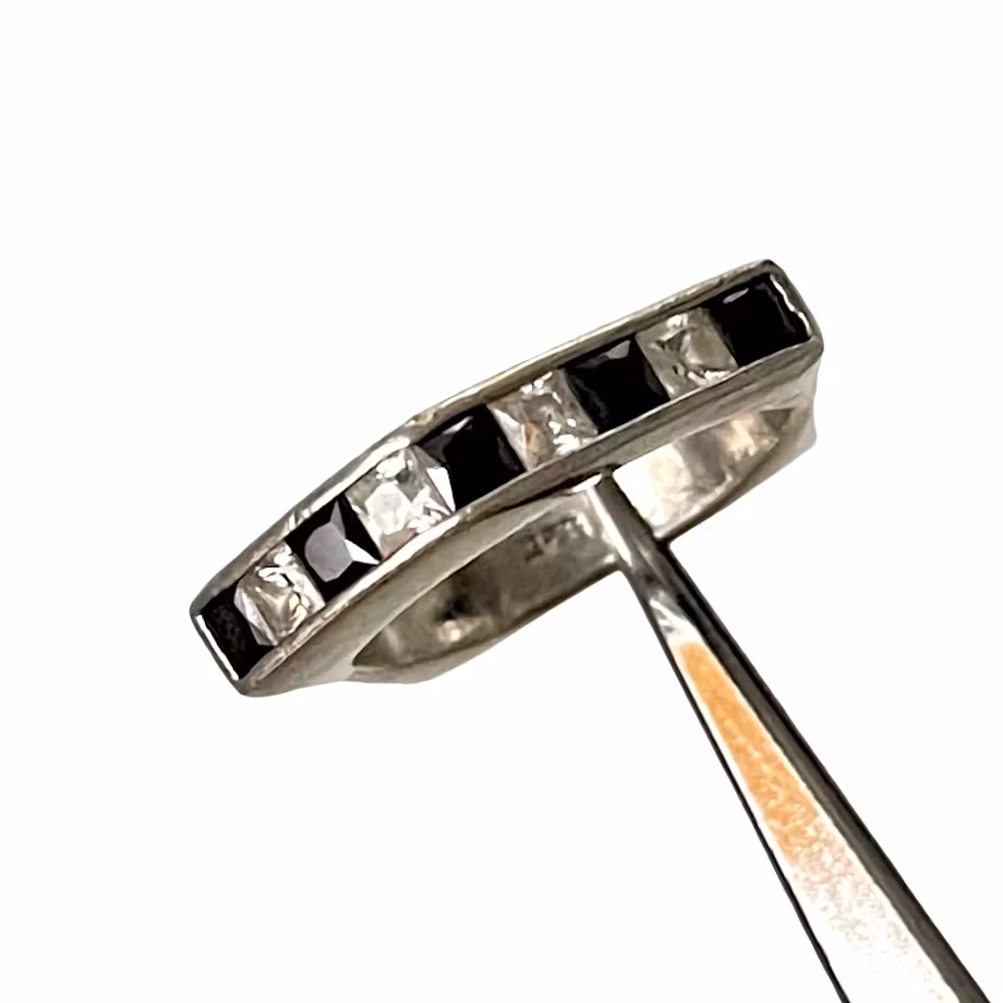 Modern 925 silverring med svart/vita stenar - geometrisk design