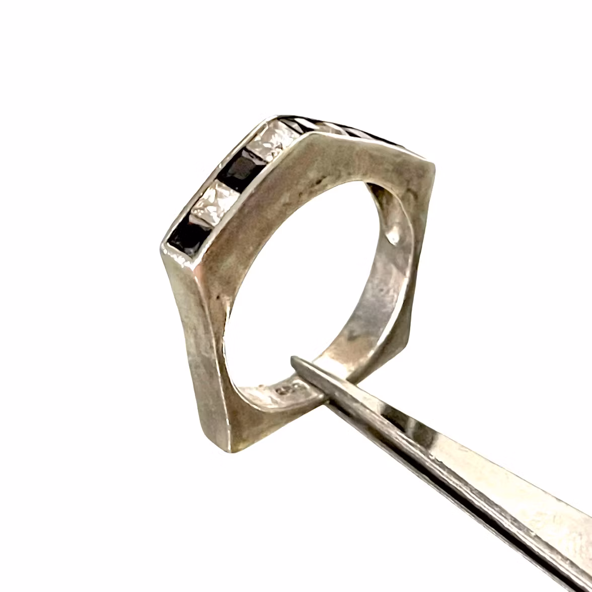 Modern 925 silverring med svart/vita stenar - geometrisk design