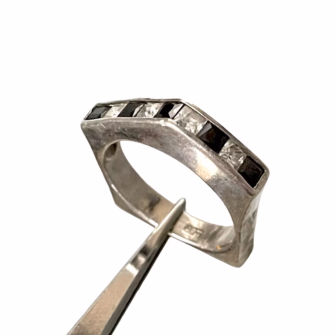 Modern 925 silverring med svart/vita stenar - geometrisk design