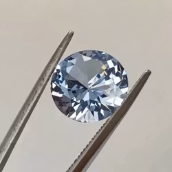 Jasnoniebieski okrągły topaz o szlifie fasetowym - 3,80 karatów