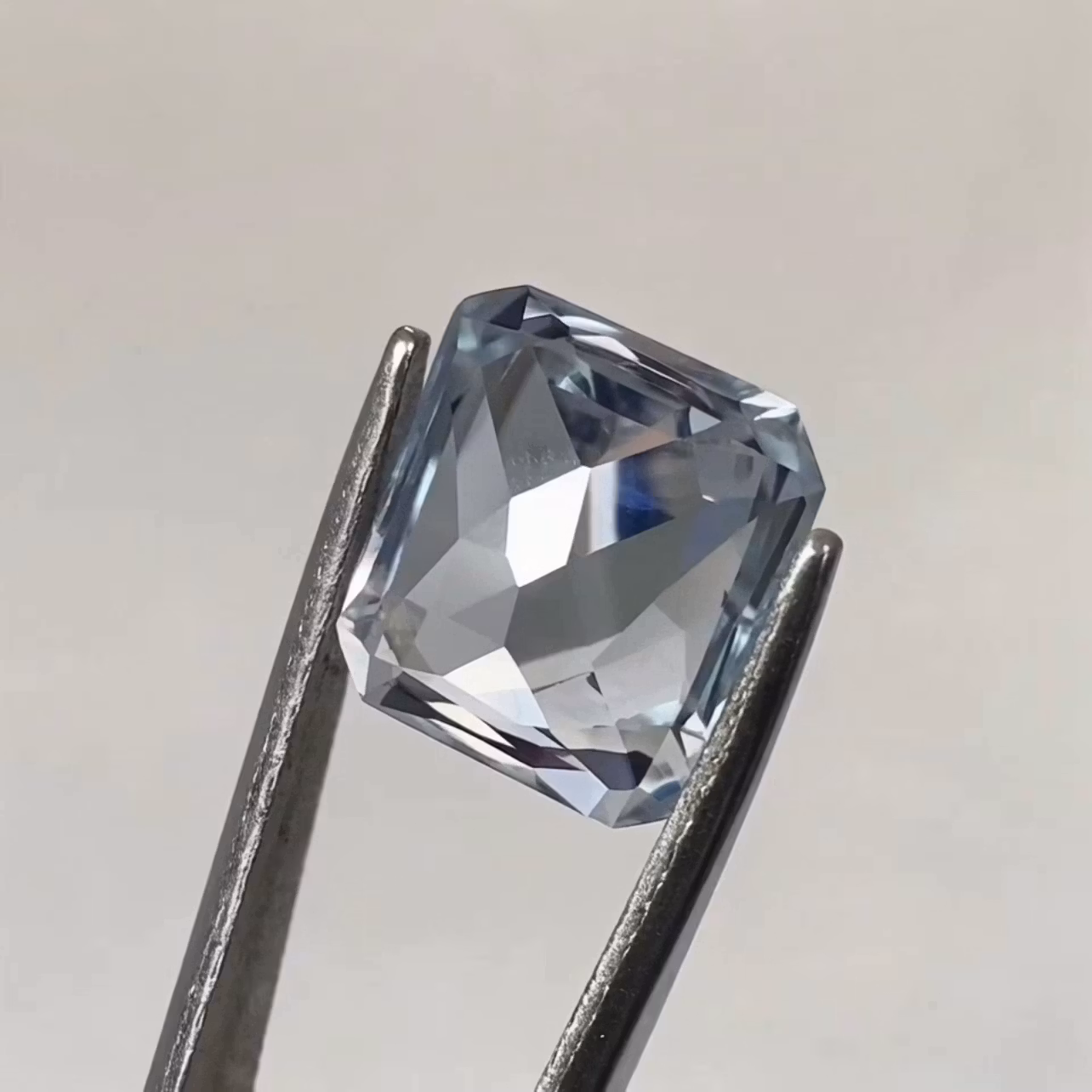 4.75 Karat Exklusiv Ljusblå Topas - Smaragdslipad