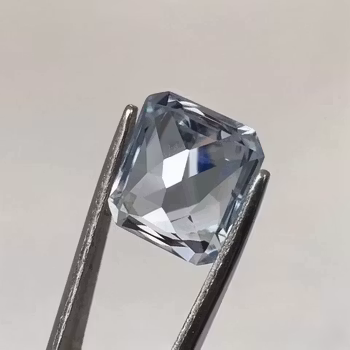 4.75 Karat Exklusiv Ljusblå Topas - Smaragdslipad