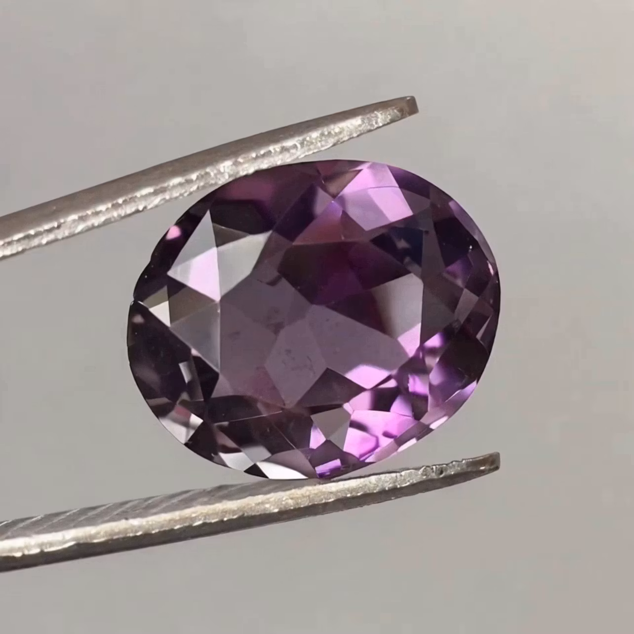 Dyp fiolett naturlig ametyst - 4,30 karat, oval sliping