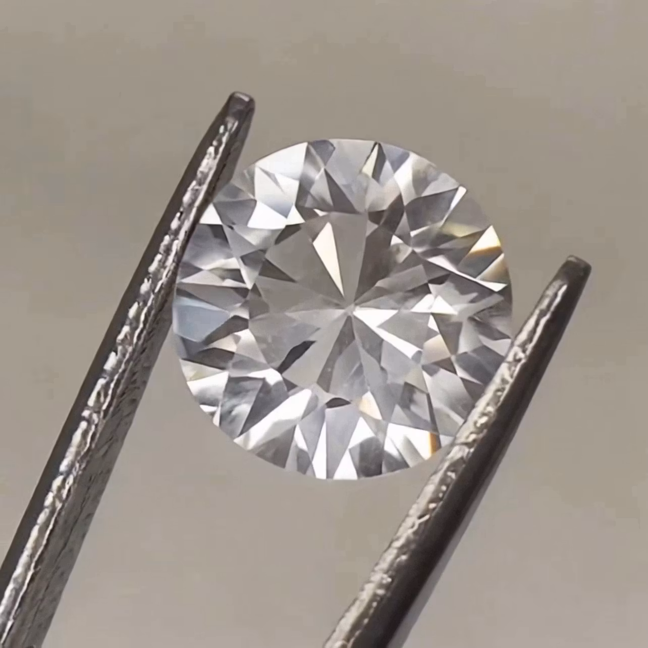 Färglös rund Topas - 2,25 ct, Briljant slipad