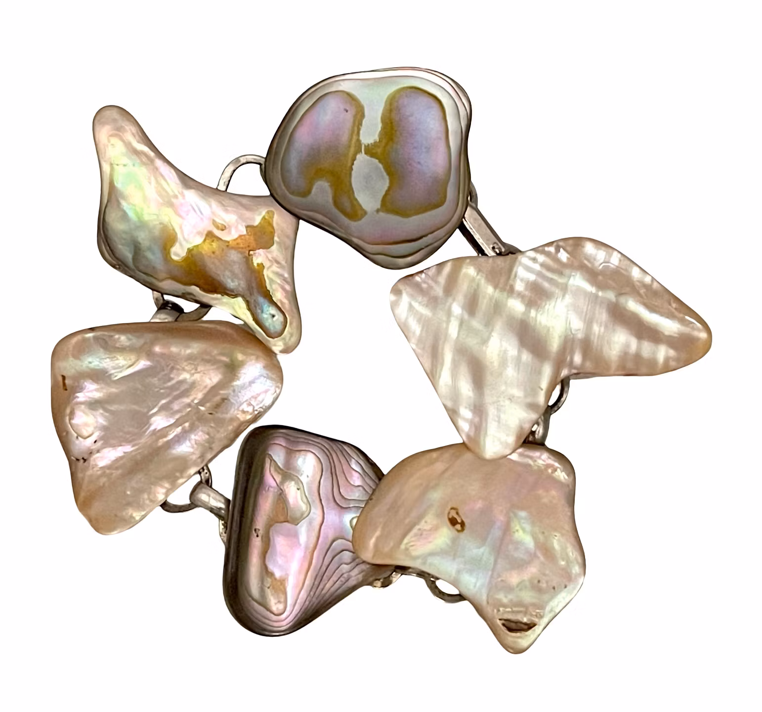 Statementarmband med naturliga skimrande snäckdelar & vitt metallänkar