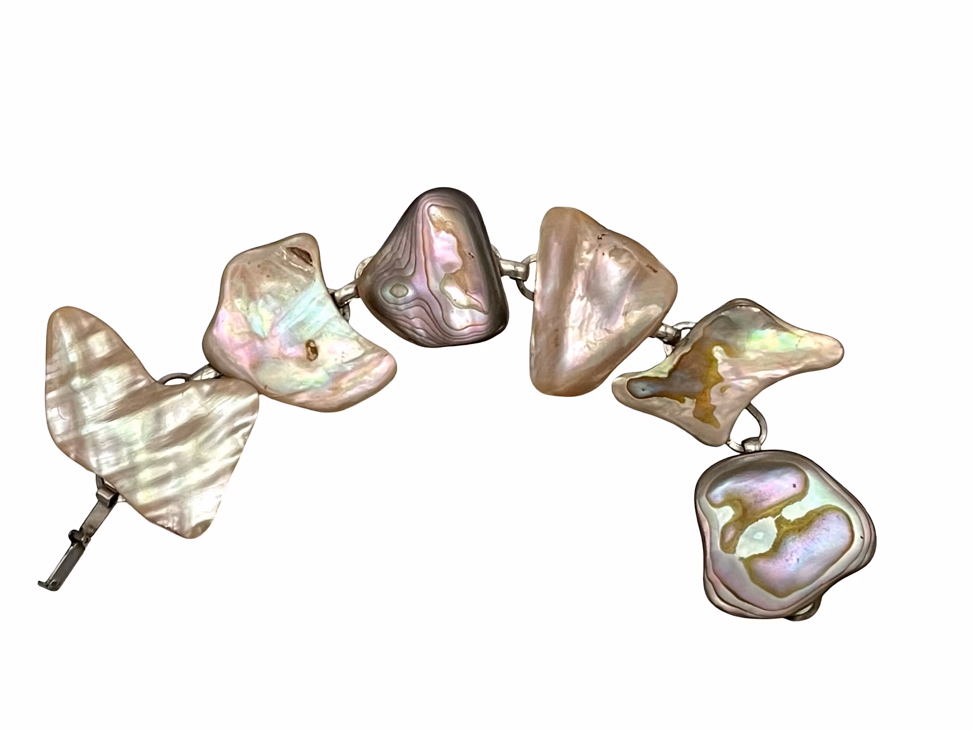 Statementarmband med naturliga skimrande snäckdelar & vitt metallänkar